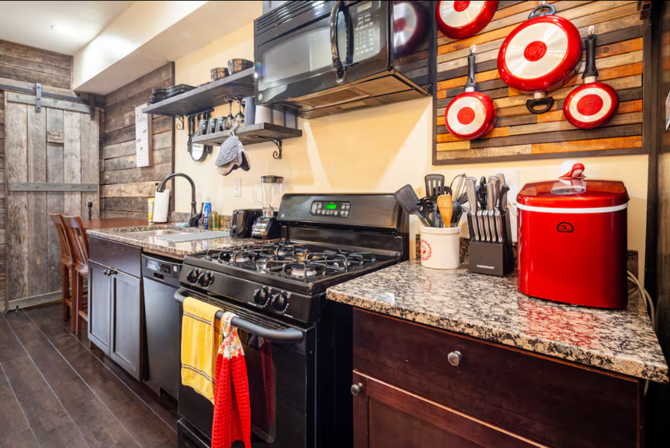 Spacious Newly Renovated 5 BR, 2.5 BA Home-Away-From-Home - Photo 6