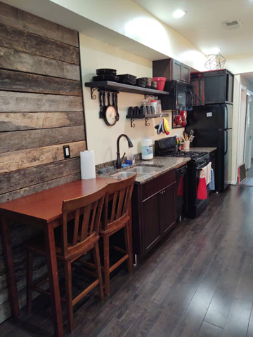 Spacious Newly Renovated 5 BR, 2.5 BA Home-Away-From-Home - Photo 7