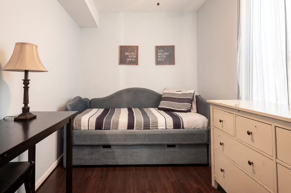 Spacious Newly Renovated 5 BR, 2.5 BA Home-Away-From-Home - Photo 9
