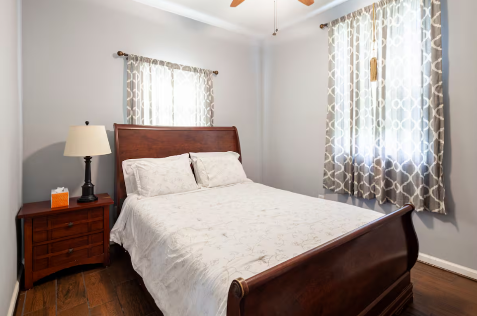 Spacious Newly Renovated 5 BR, 2.5 BA Home-Away-From-Home - Photo 11