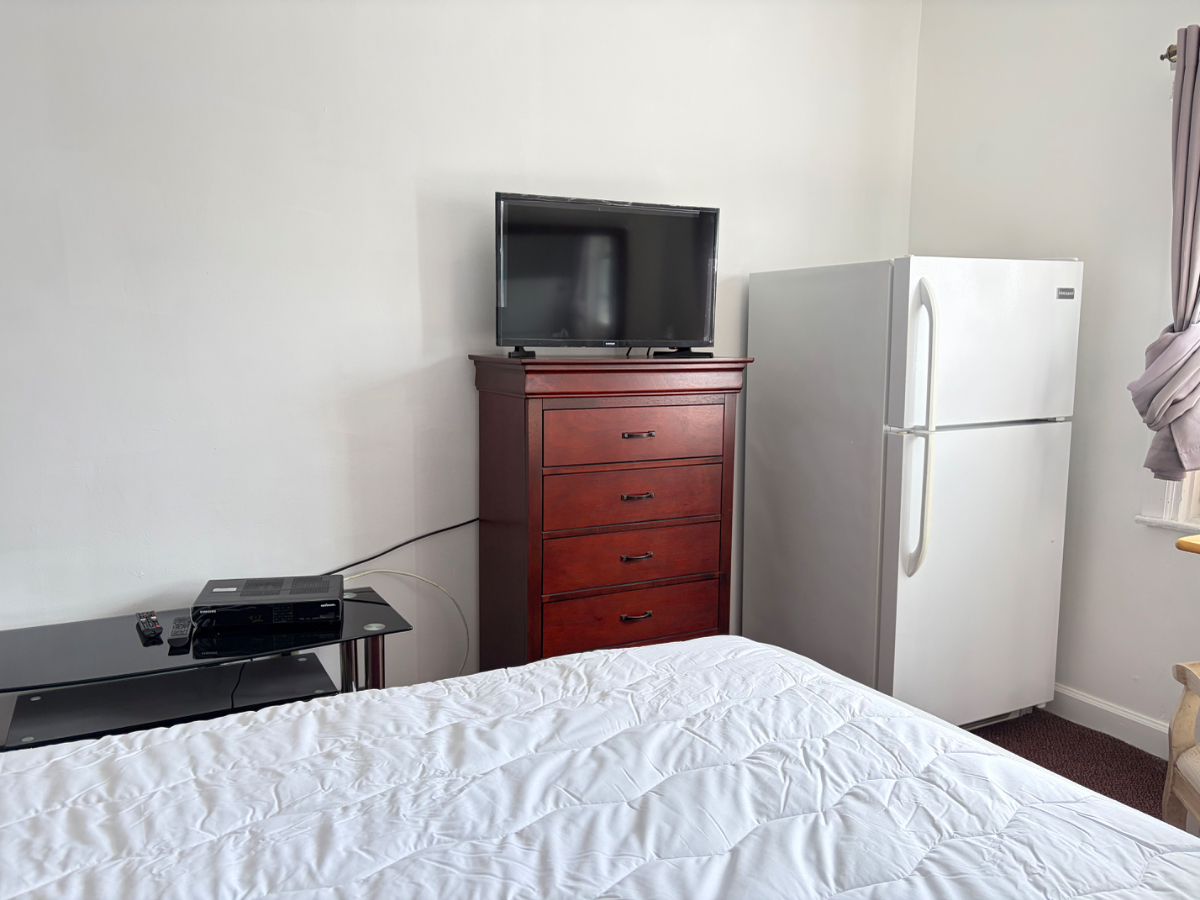 Clean quiet home - Photo 3