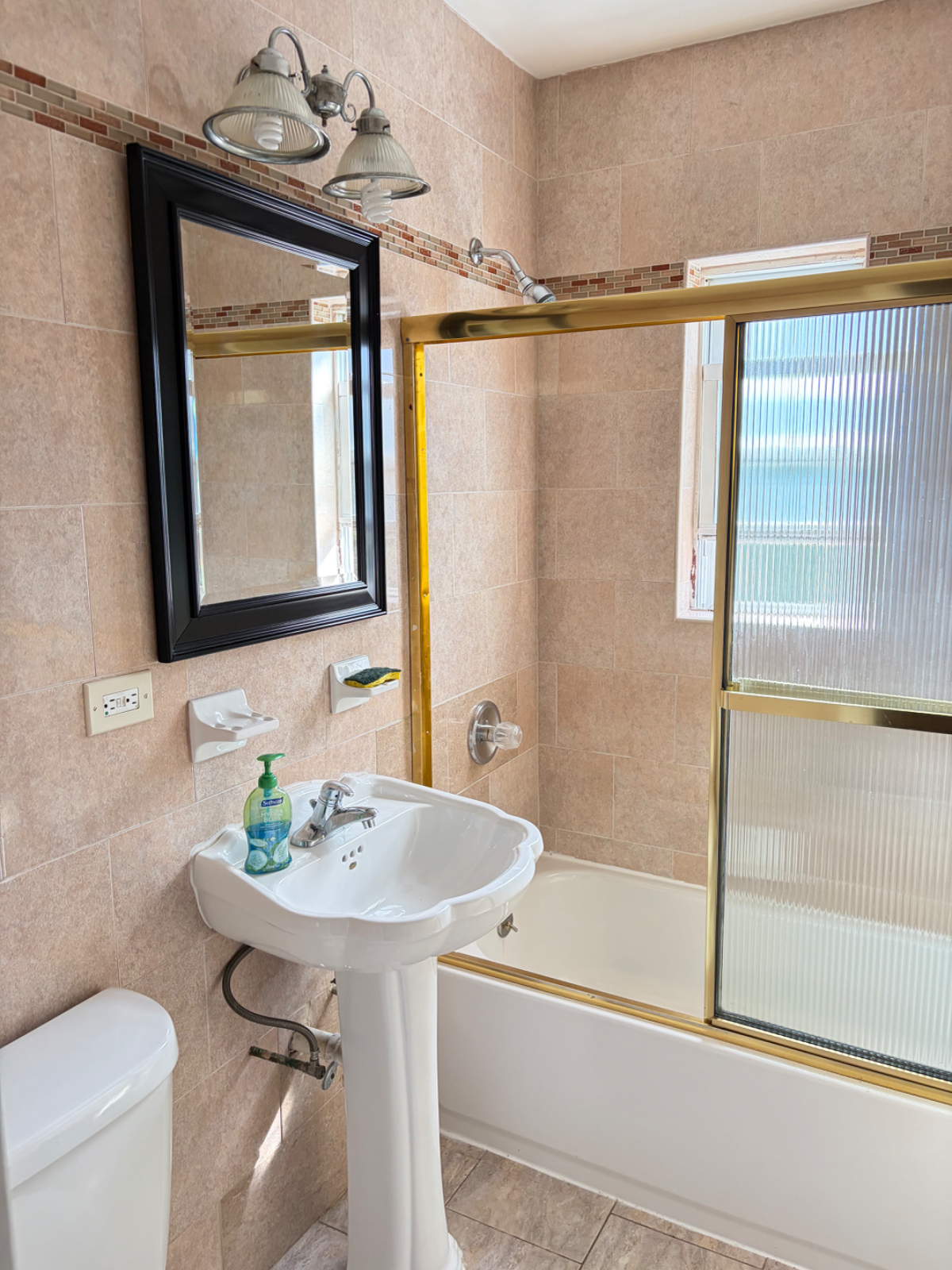 Clean quiet home - Photo 5