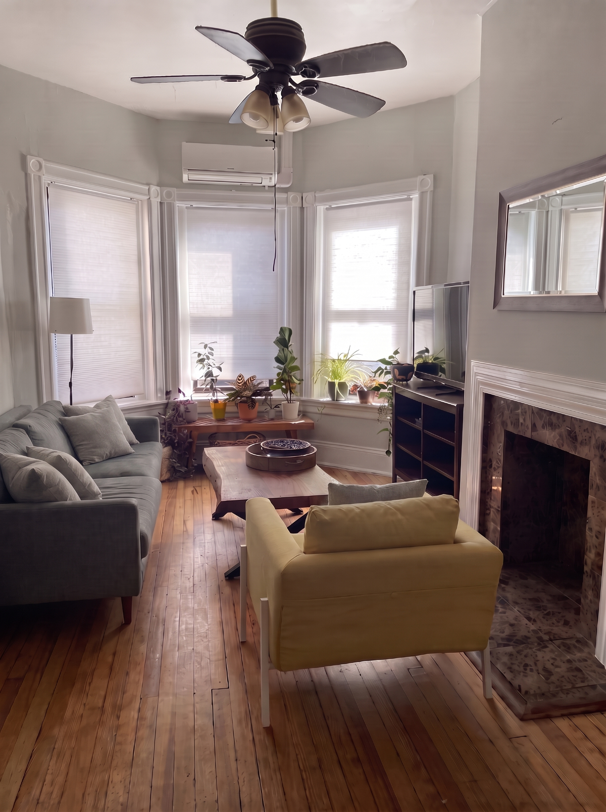 Furnished 3BR Top-Floor Unit in Columbia Heights - Photo 2