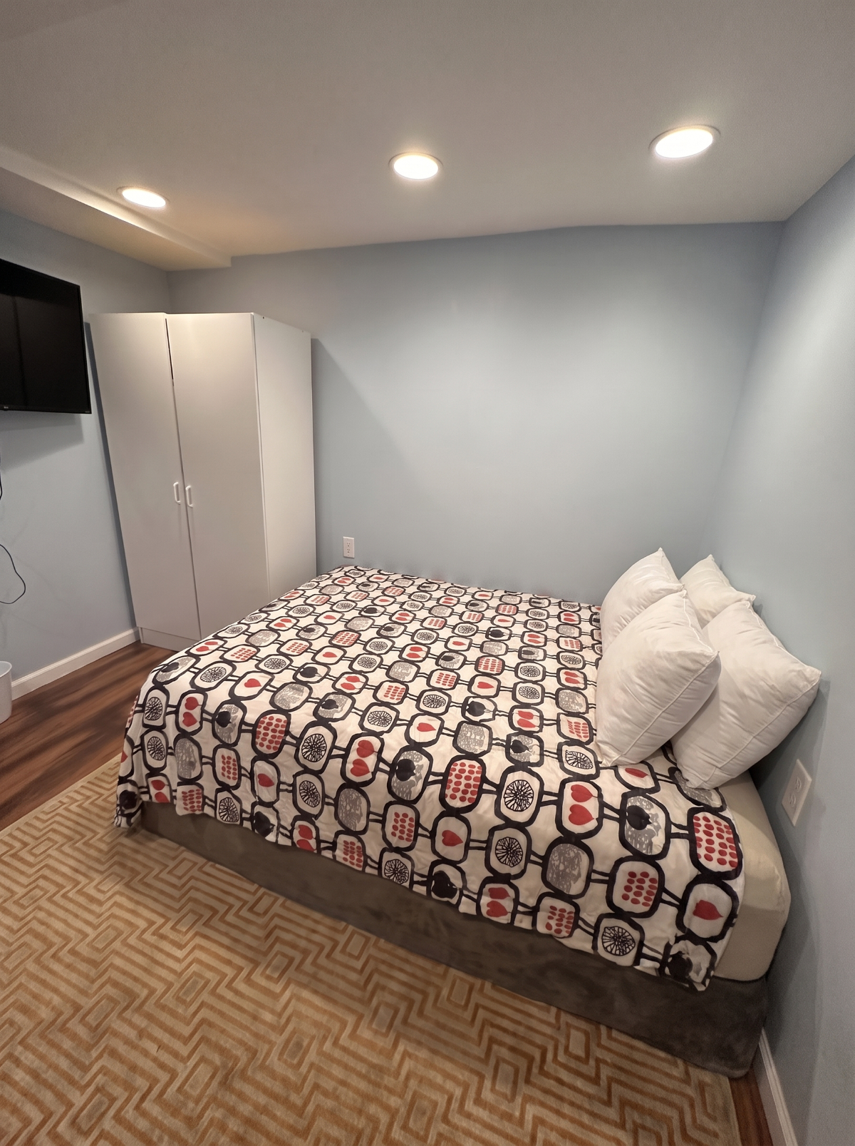 Furnished 3BR Top-Floor Unit in Columbia Heights - Photo 6