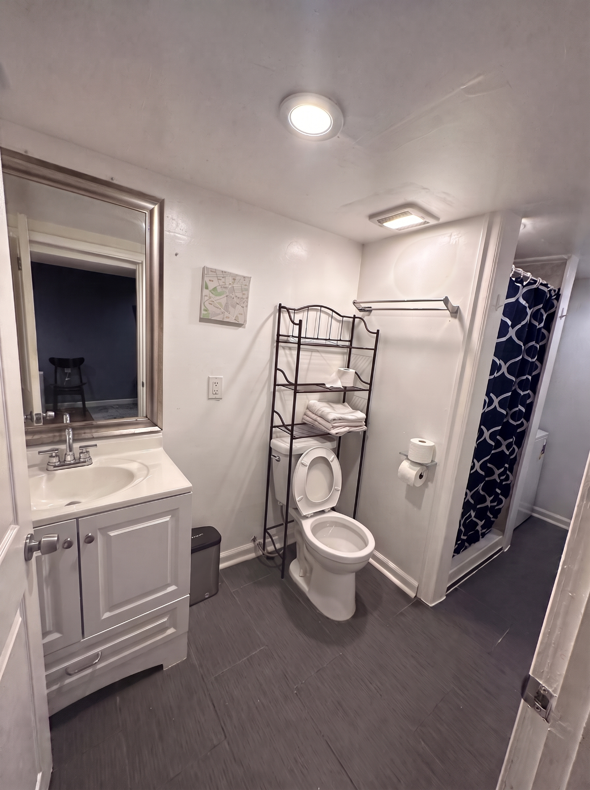 Furnished 3BR Top-Floor Unit in Columbia Heights - Photo 9