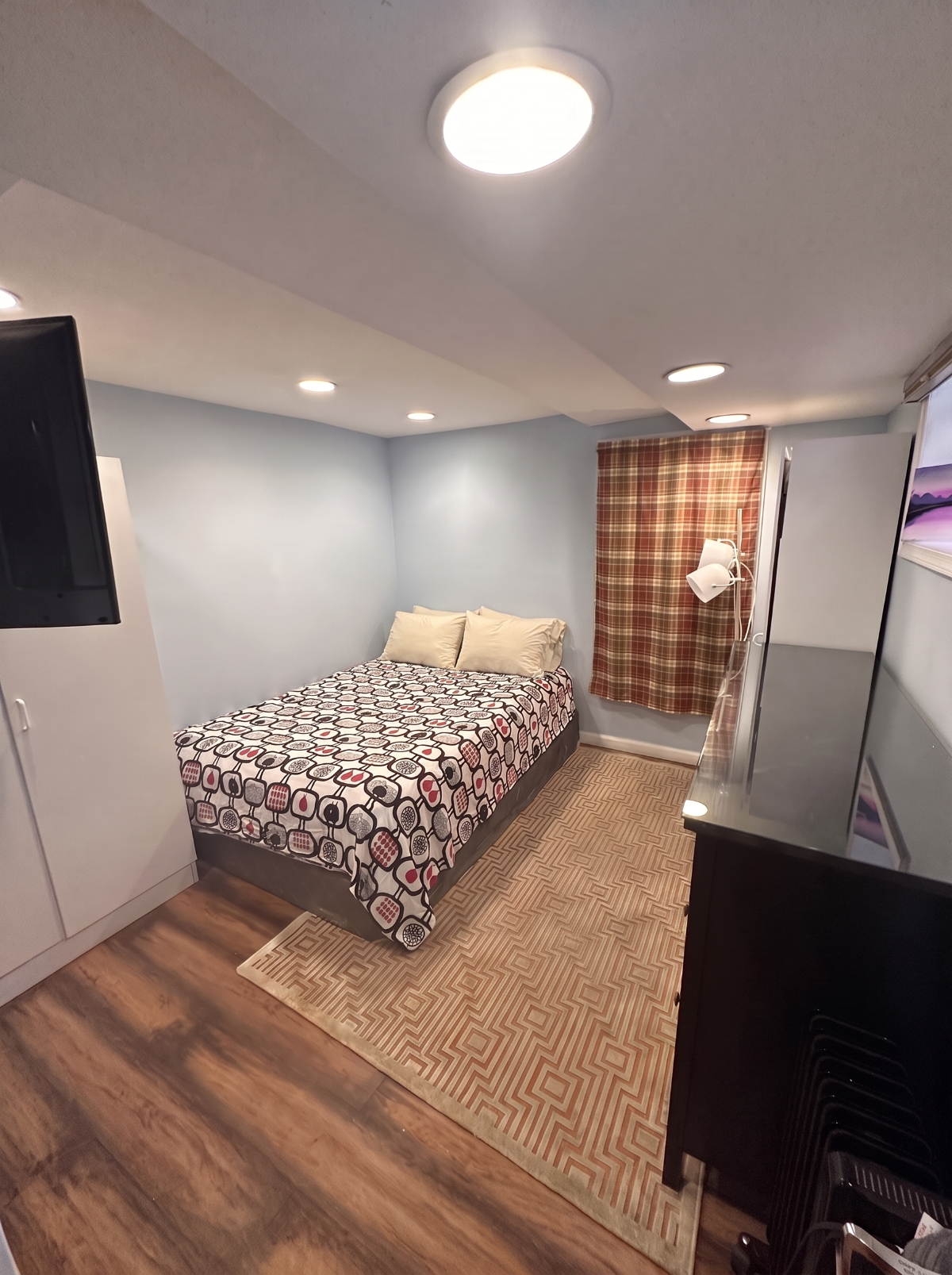 Furnished 3BR Top-Floor Unit in Columbia Heights - Photo 4
