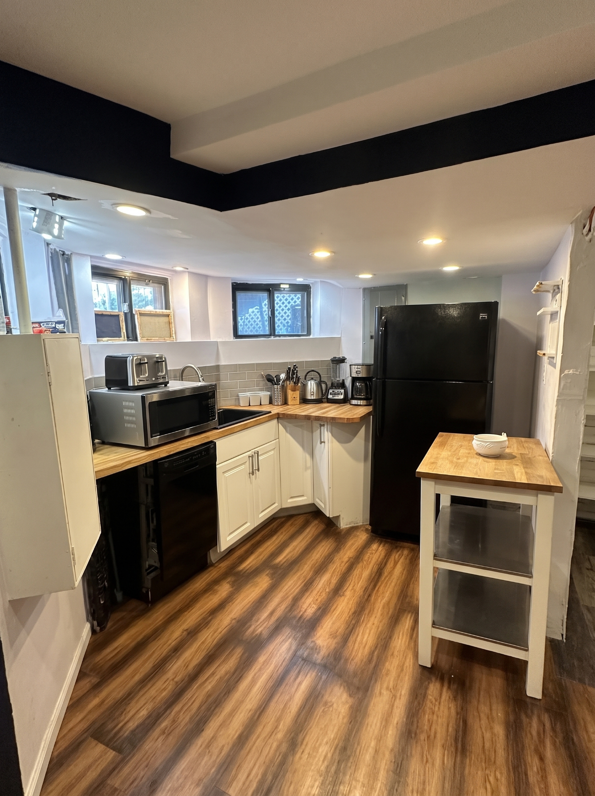 Furnished 3BR Top-Floor Unit in Columbia Heights - Photo 2