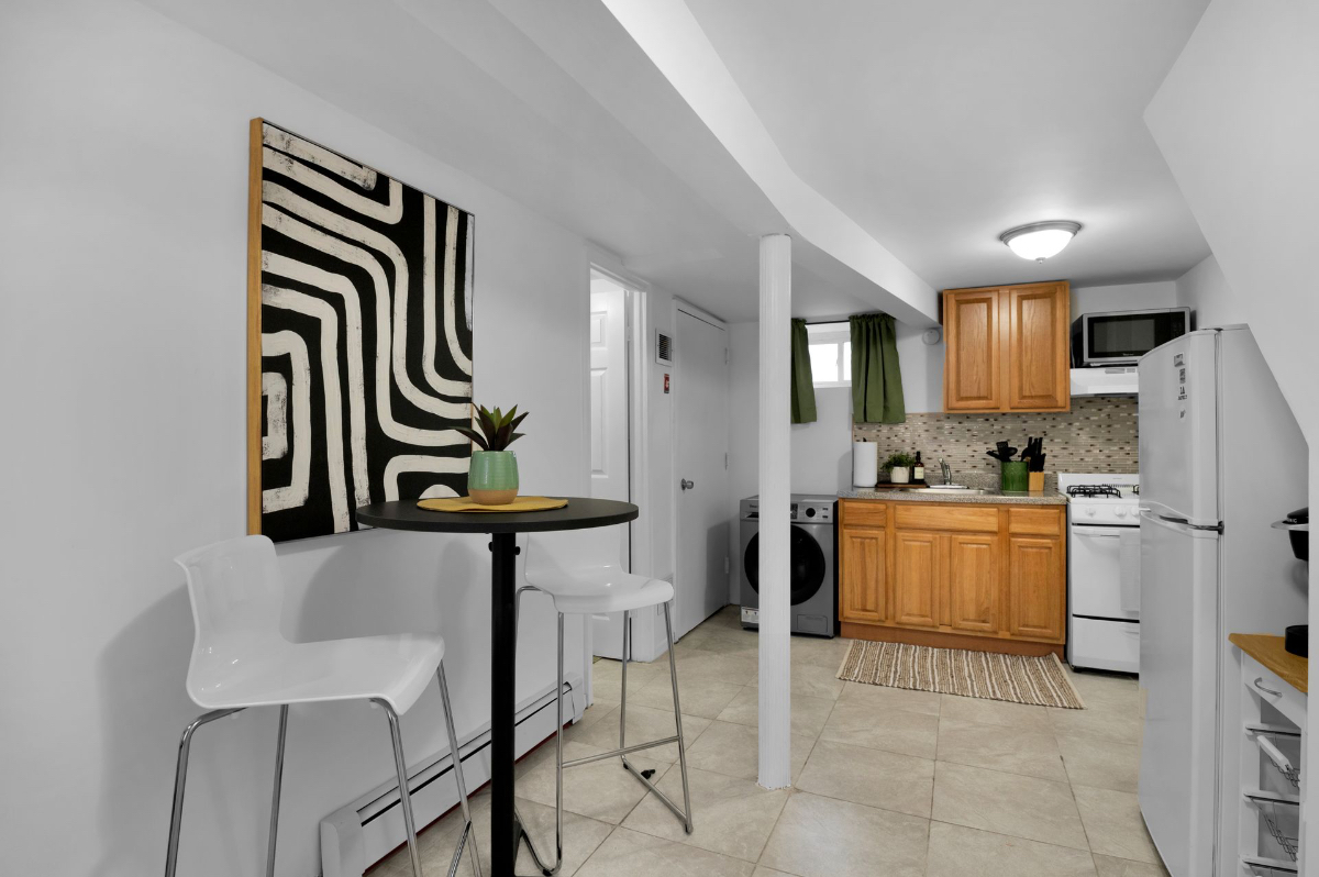 Cozy Furnished Basement Apartment Near JFK w/ In-Unit Laundry - Photo 2