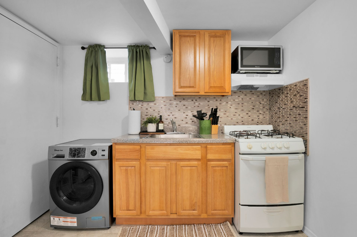 Cozy Furnished Basement Apartment Near JFK w/ In-Unit Laundry - Photo 3