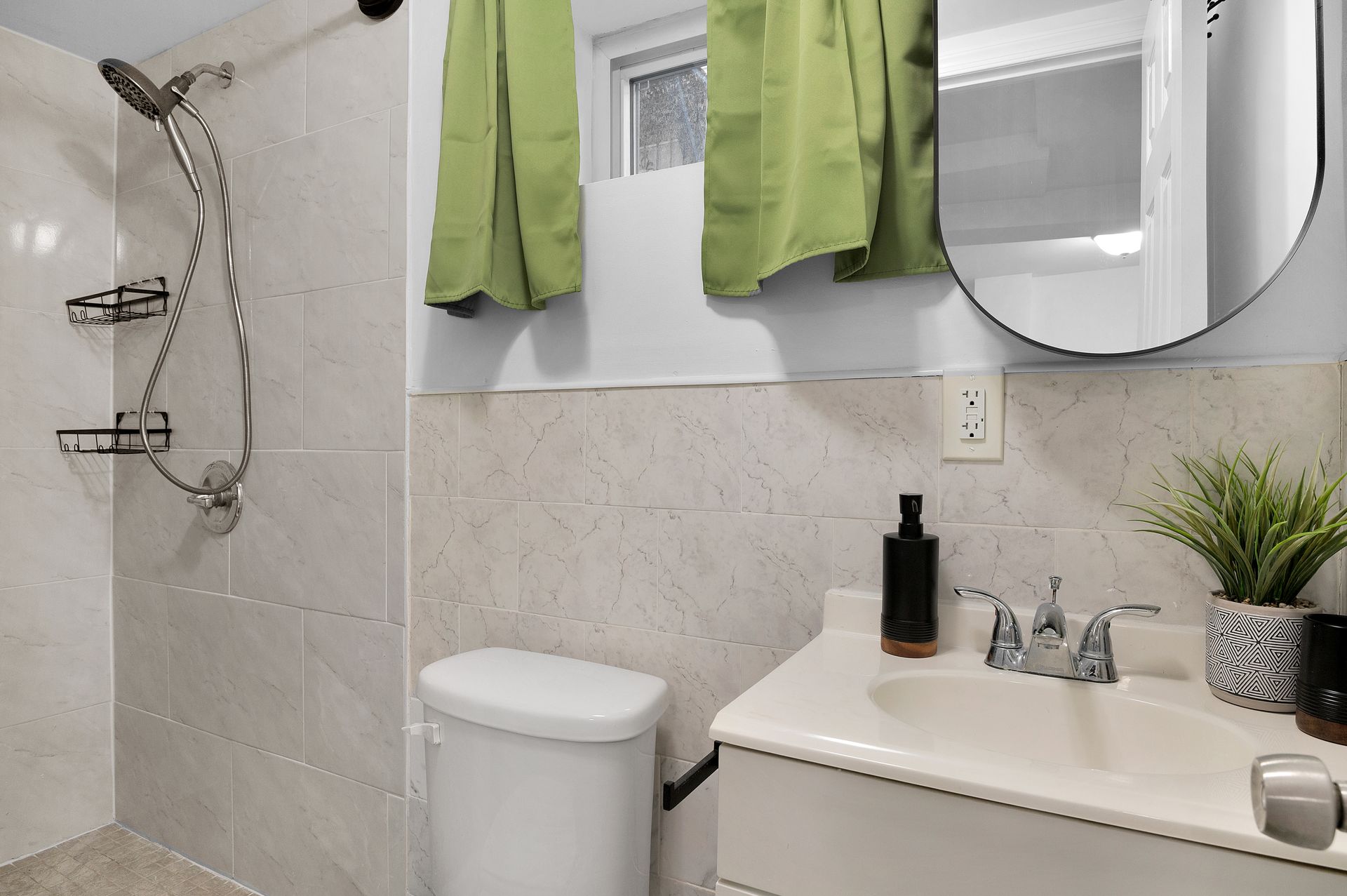 Cozy Furnished Basement Apartment Near JFK w/ In-Unit Laundry - Photo 5