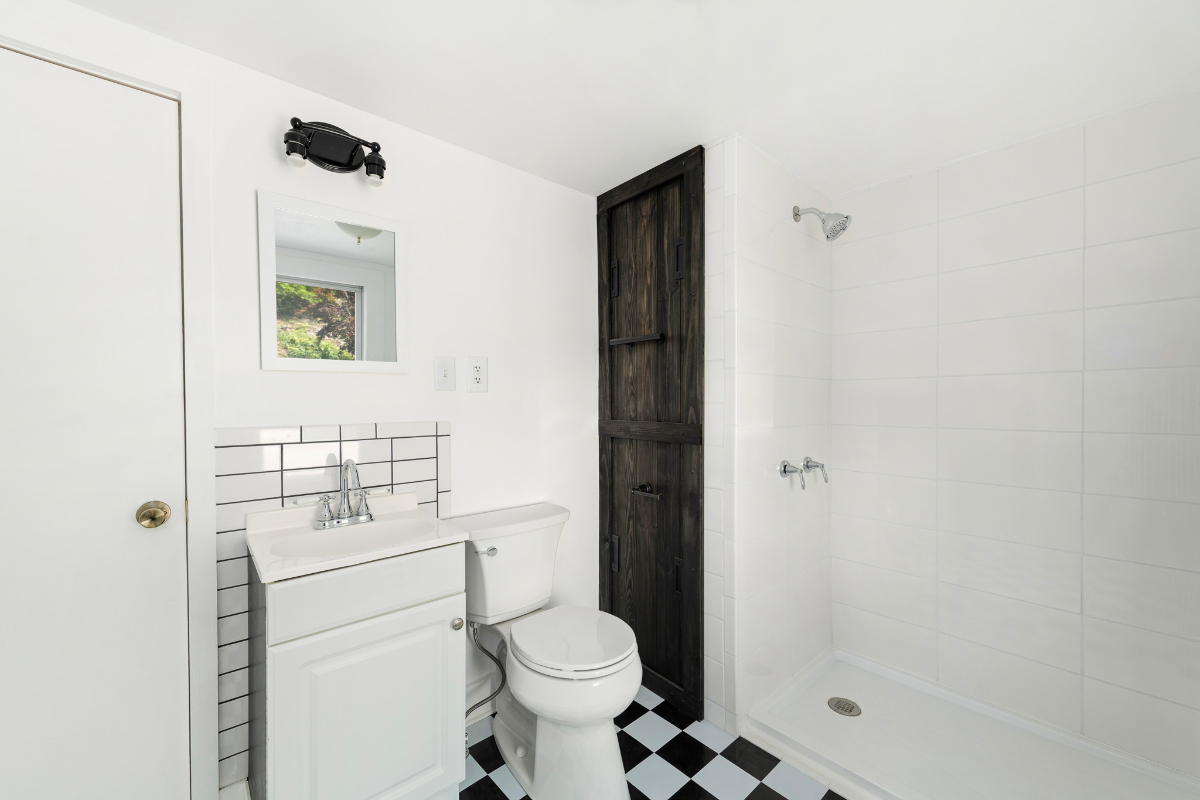 GORGEOUS FULLY RENOVATED 1st FLOOR APARTMENT - Photo 3