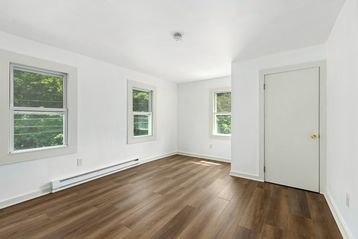 GORGEOUS FULLY RENOVATED 1st FLOOR APARTMENT - Photo 5