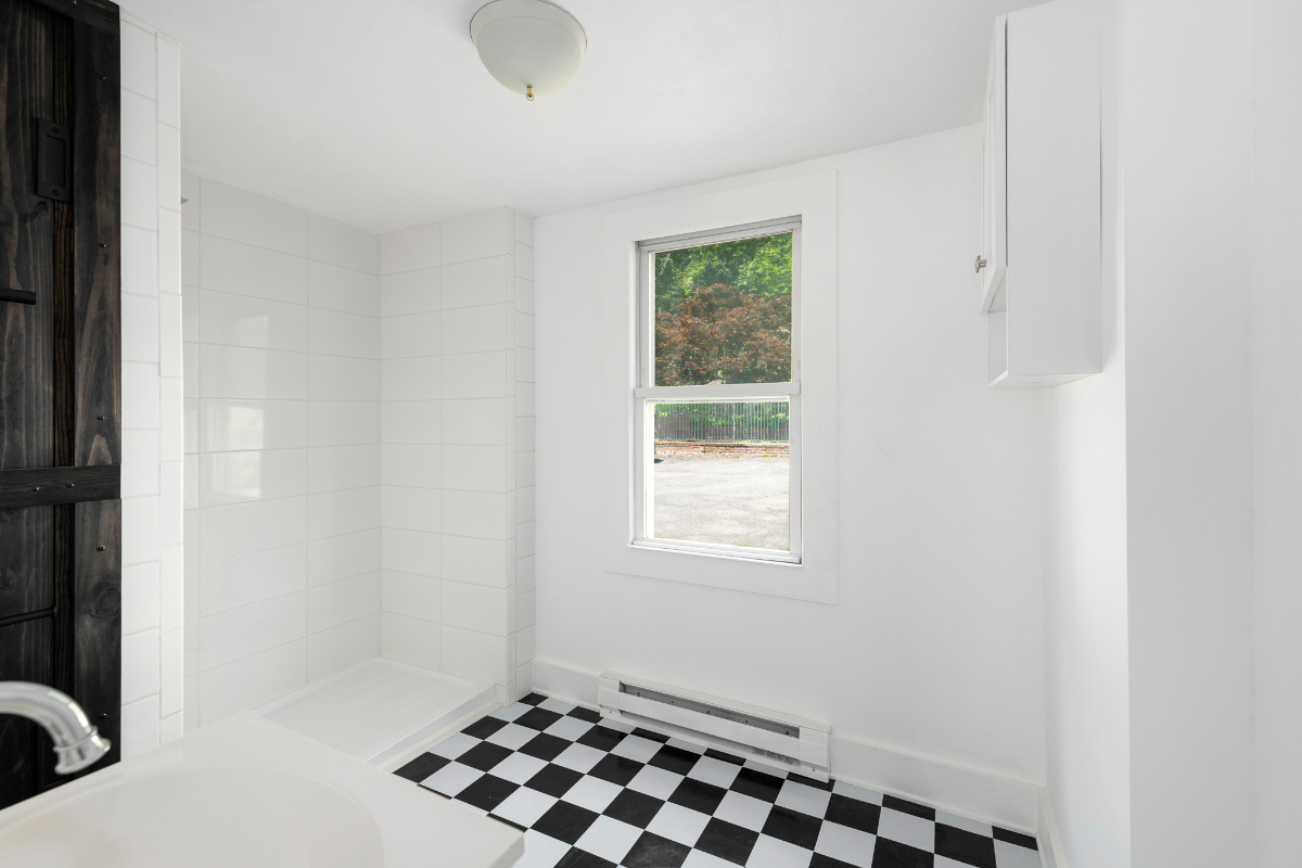 GORGEOUS FULLY RENOVATED 1st FLOOR APARTMENT - Photo 4