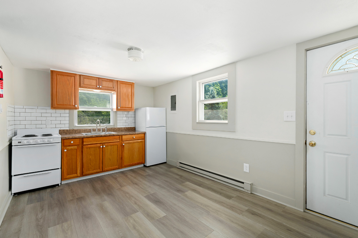 GORGEOUS FULLY RENOVATED 1st FLOOR APARTMENT - Photo 7