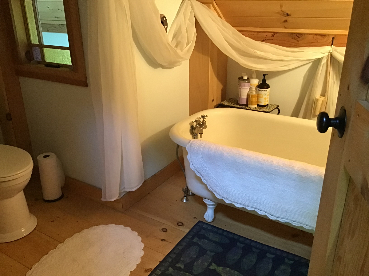 Cozy Hartland Farmhouse: Mins to Woodstock, Killington & Dartmouth Skiing - Photo 8