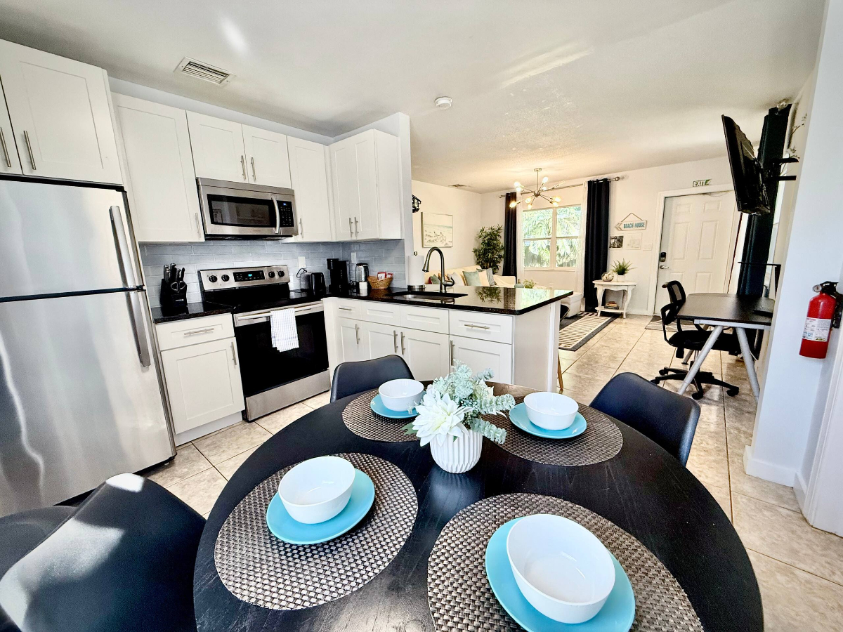 Hollywood Furnished Rental Near Beach & Pickleball Between Fort Lauderdale & Miami - Photo 3