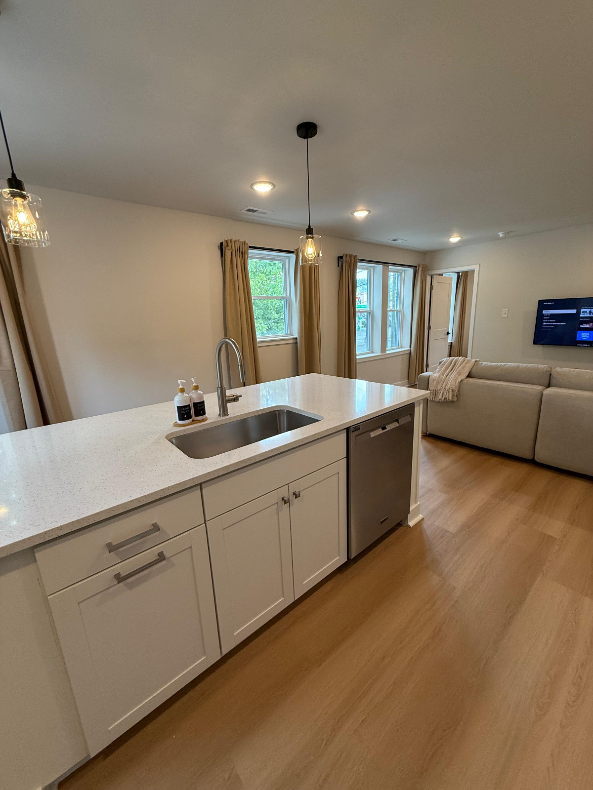 Modern Comfort Near The Capitol - Photo 8