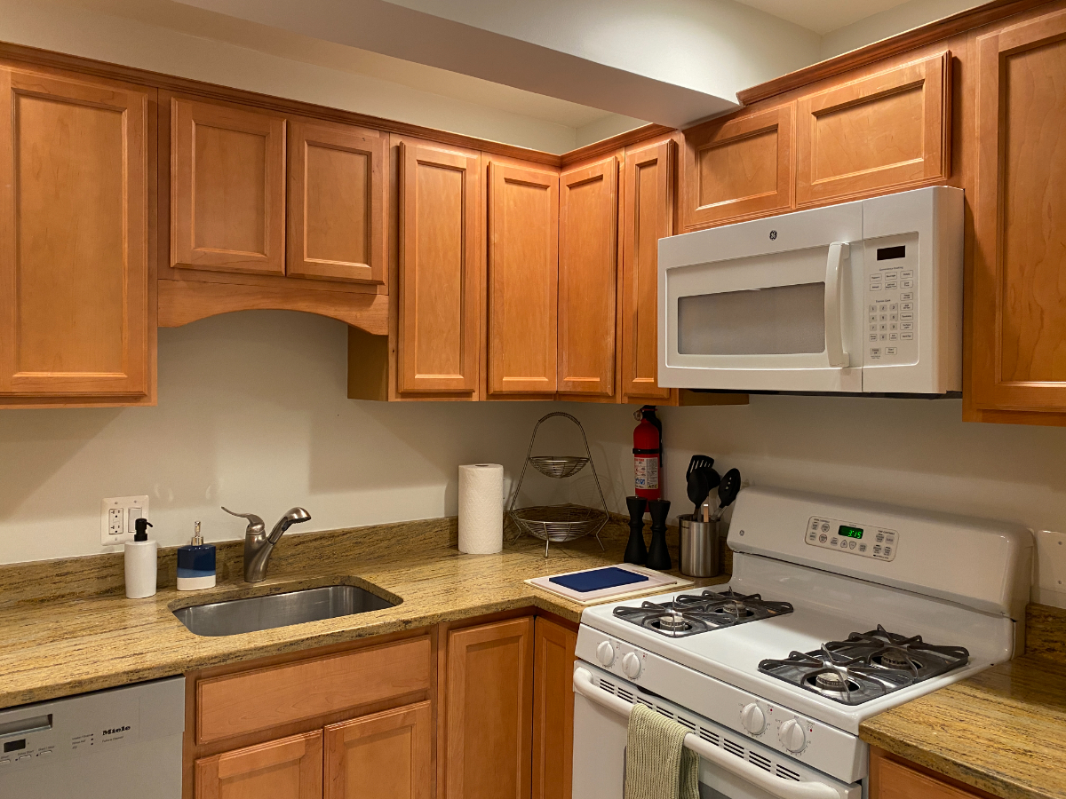 Embassy Row, Beautiful Apt in Townhome, Patio - Photo 9