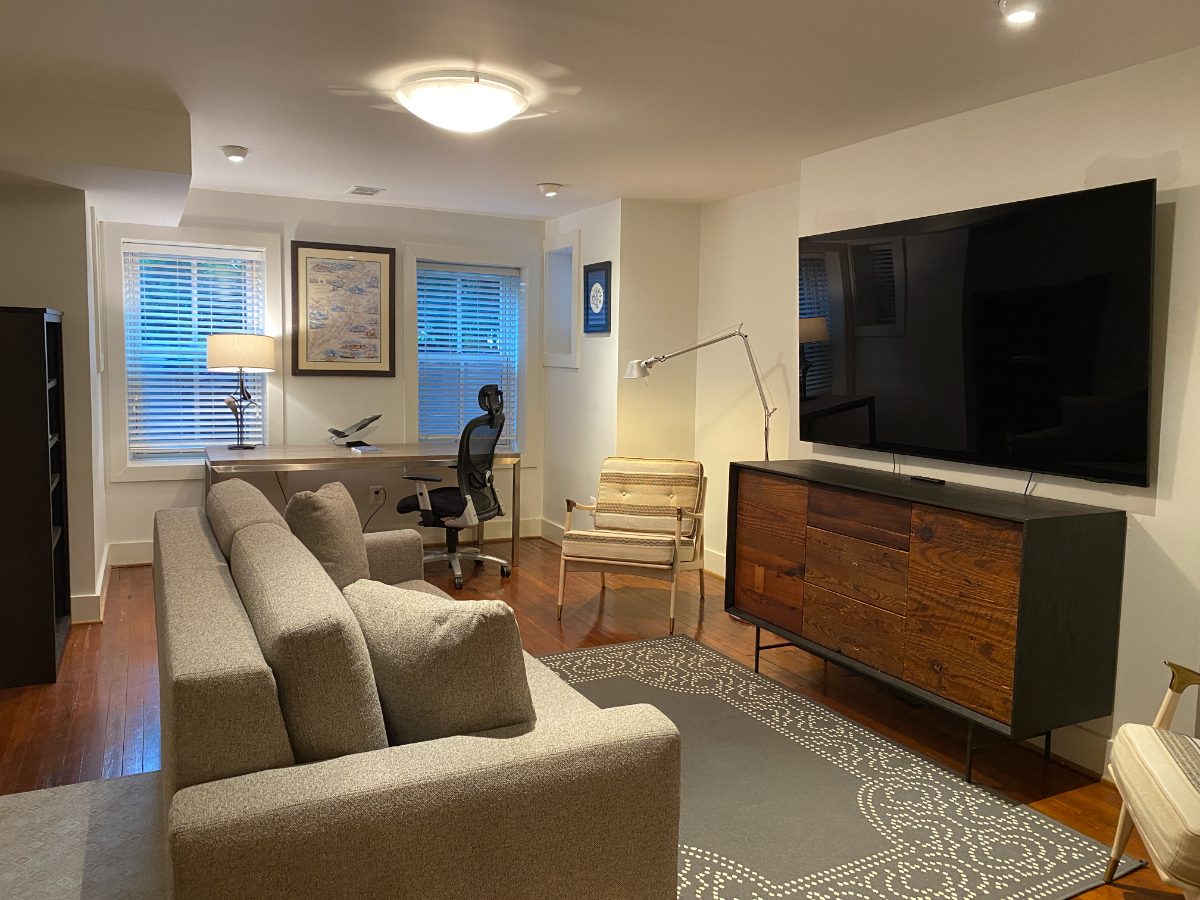 Embassy Row, Beautiful Apt in Townhome, Patio - Photo 2
