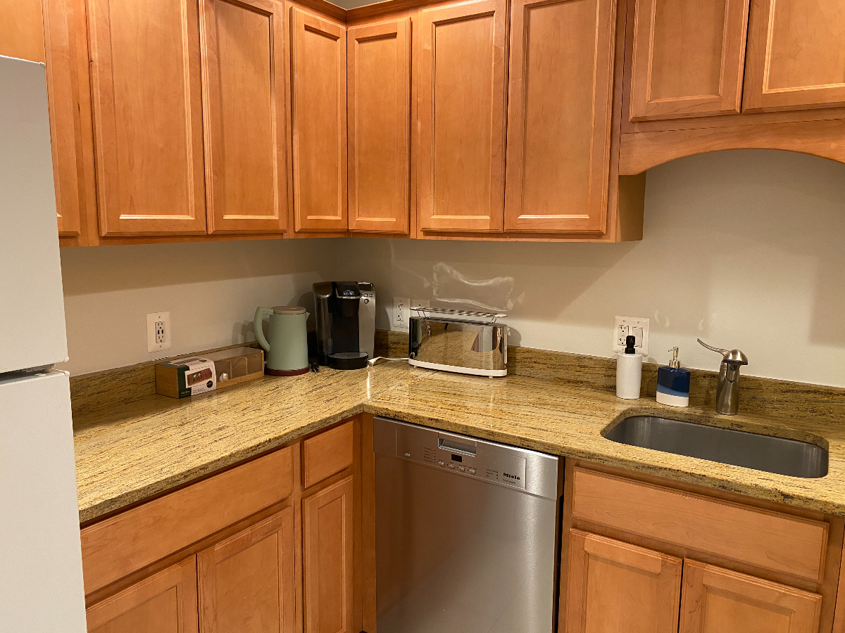 Embassy Row, Beautiful Apt in Townhome, Patio - Photo 10