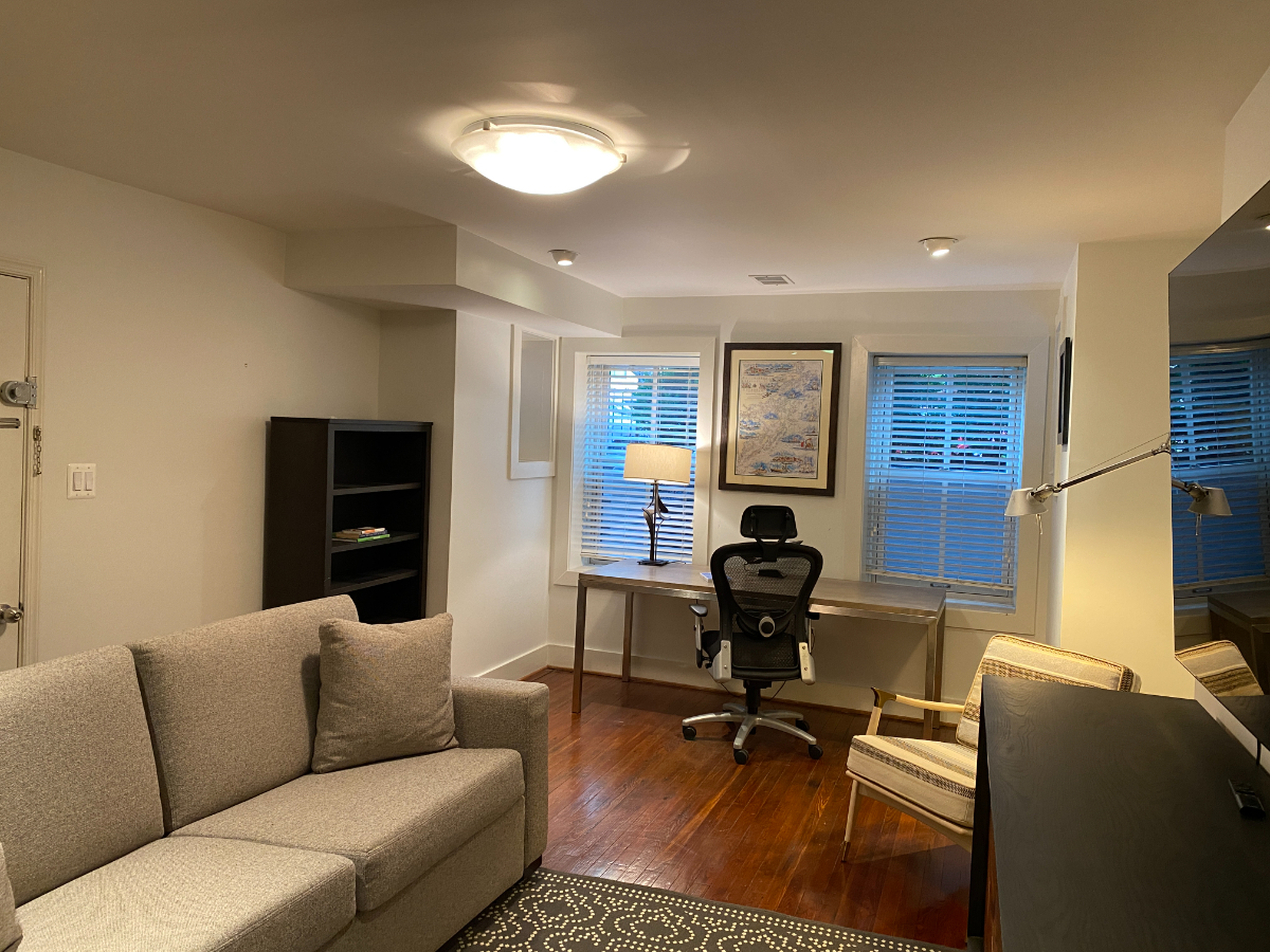 Embassy Row, Beautiful Apt in Townhome, Patio - Photo 3