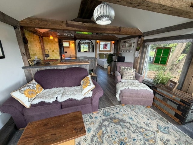 Country living with a sweet cottage to enjoy. - Photo 5