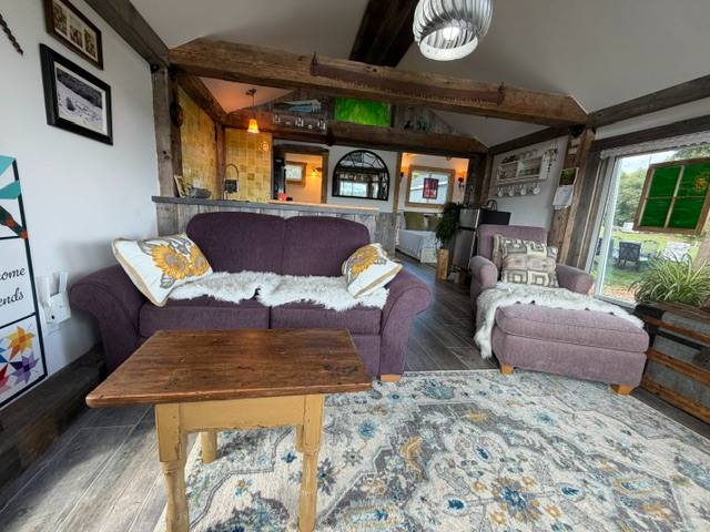 Country living with a sweet cottage to enjoy. - Photo 7