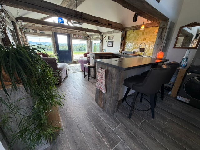 Country living with a sweet cottage to enjoy. - Photo 6