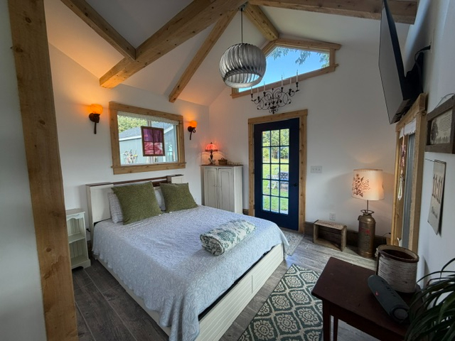 Country living with a sweet cottage to enjoy. - Photo 10