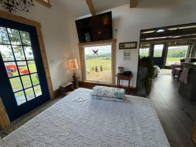 Country living with a sweet cottage to enjoy. - Photo 12