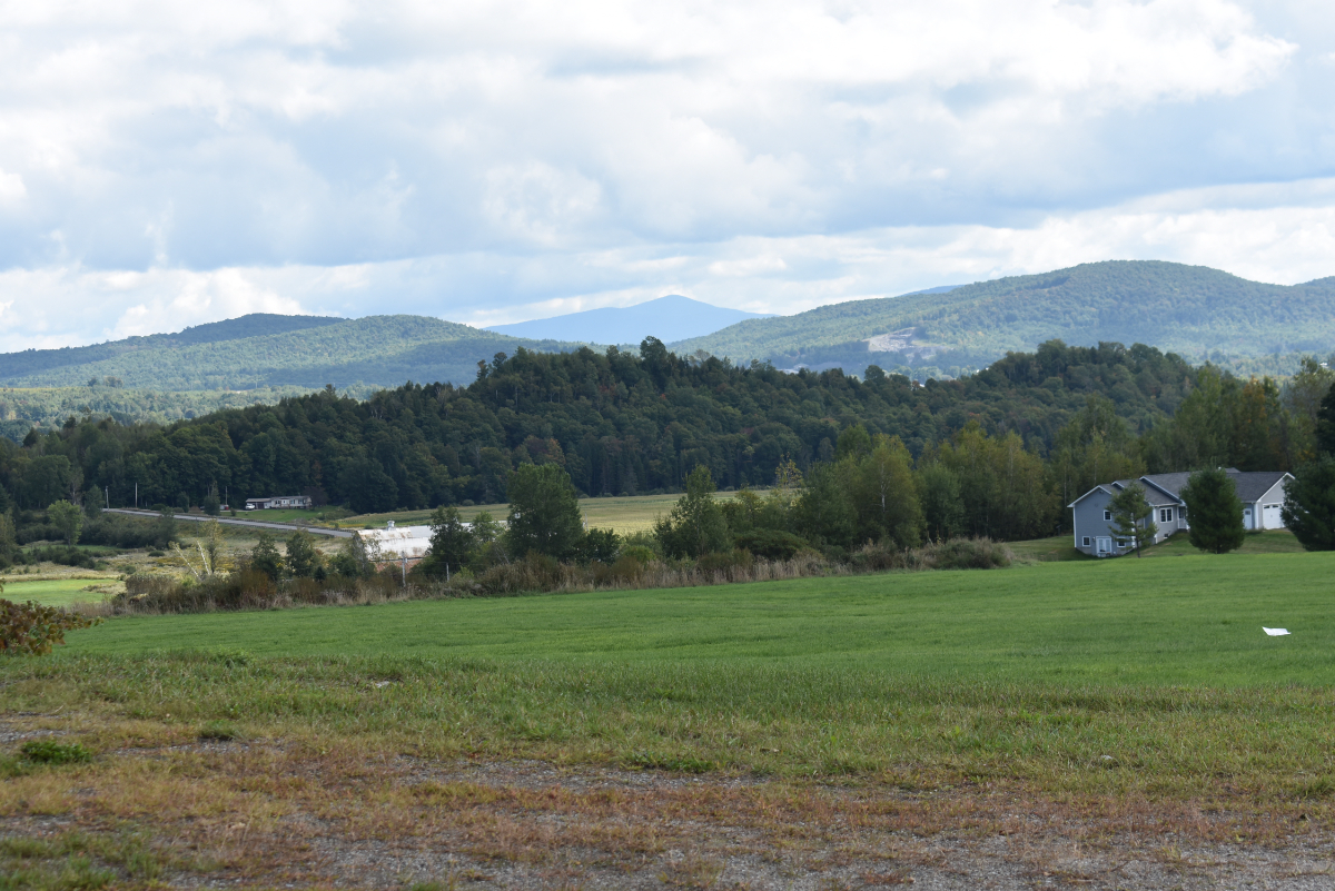 Country living with a sweet cottage to enjoy. - Photo 2