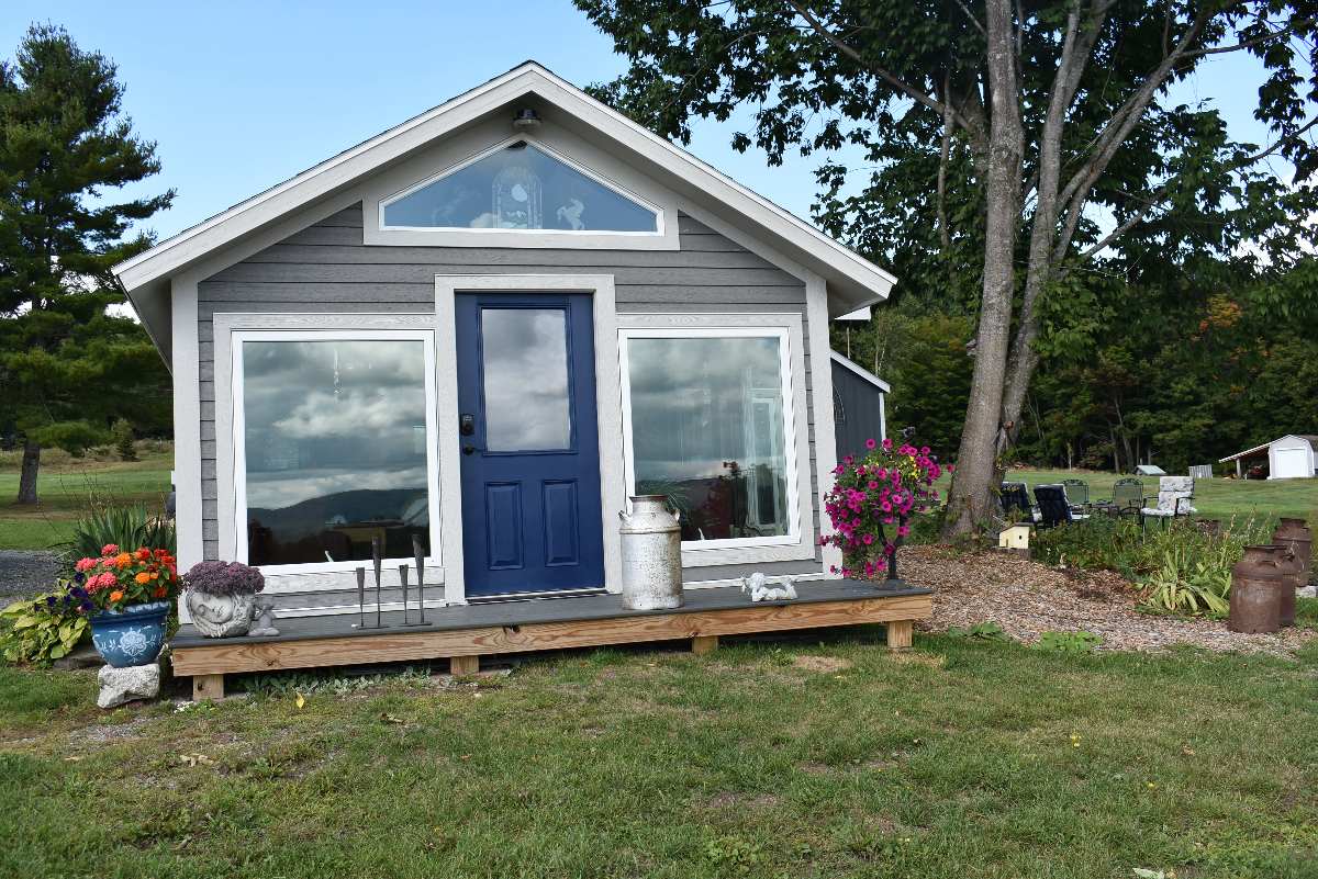 Country living with a sweet cottage to enjoy. - Photo 3