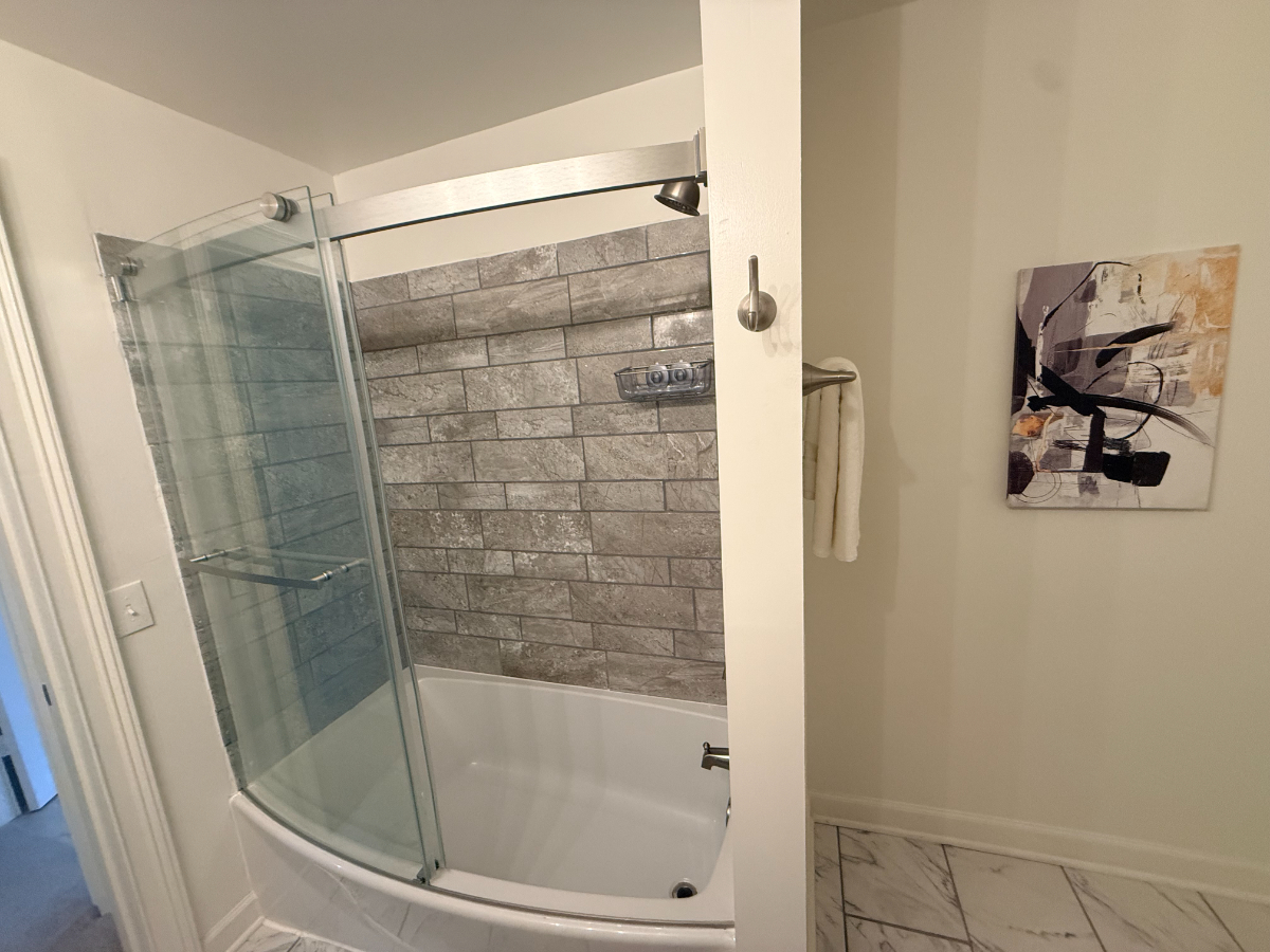 5 Minutes to UPMC & AHN - Spacious 5BR Furnished Home in Bellevue - Photo 10