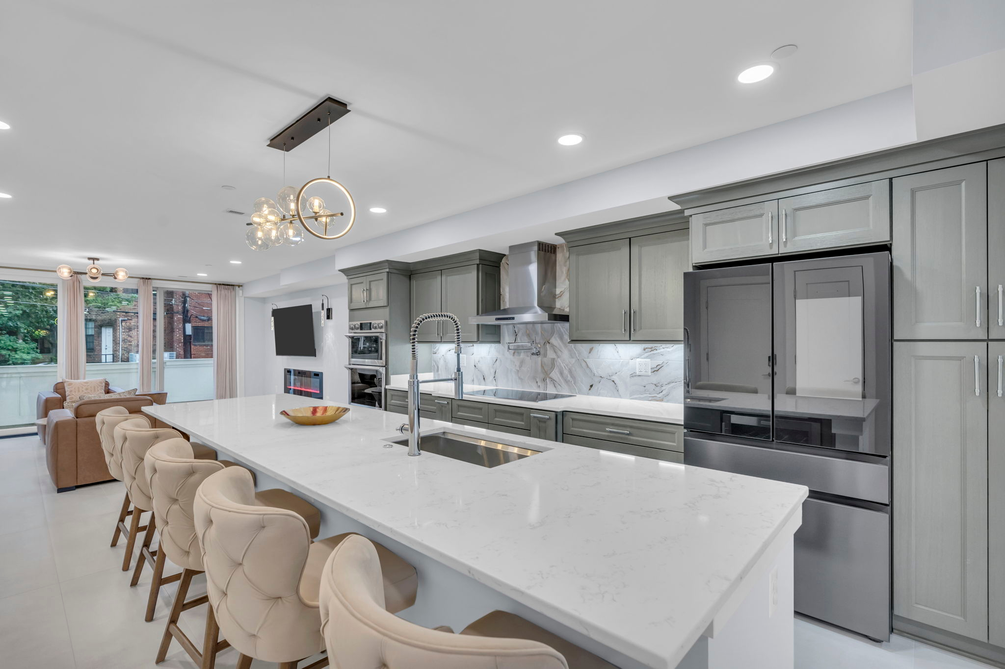 Luxury Penthouse with Private Roof Deck - Photo 4