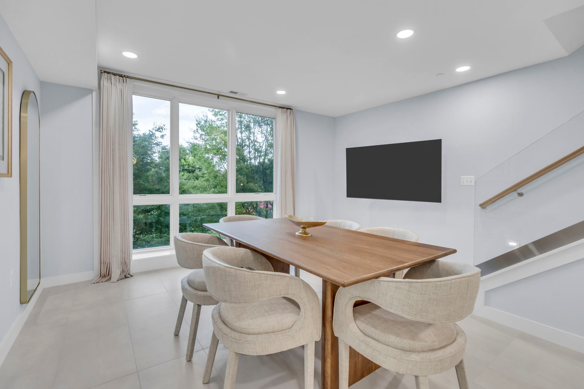 Luxury Penthouse with Private Roof Deck - Photo 12