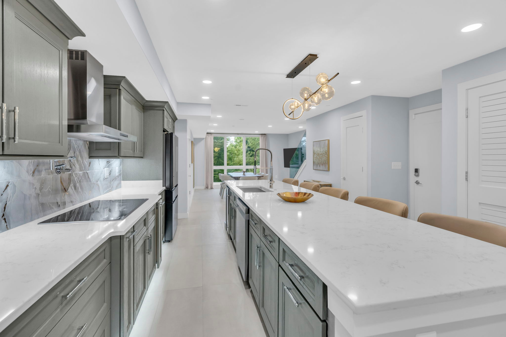 Luxury Penthouse with Private Roof Deck - Photo 6