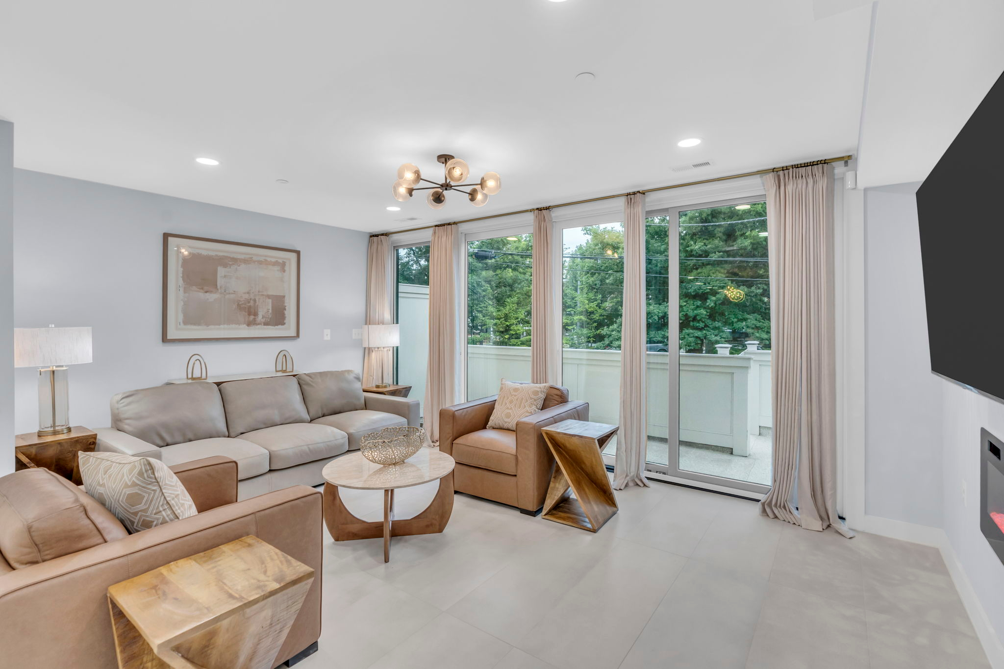 Luxury Penthouse with Private Roof Deck - Photo 7