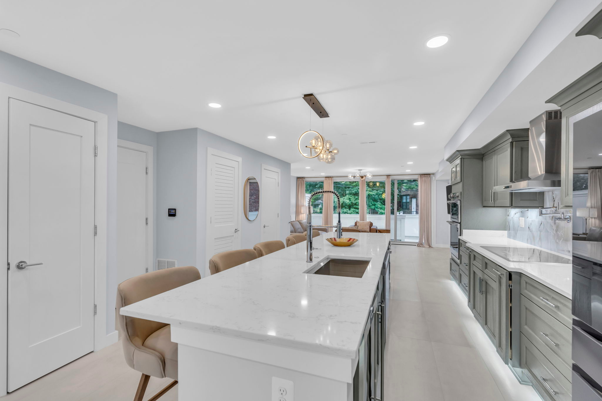 Luxury Penthouse with Private Roof Deck - Photo 3