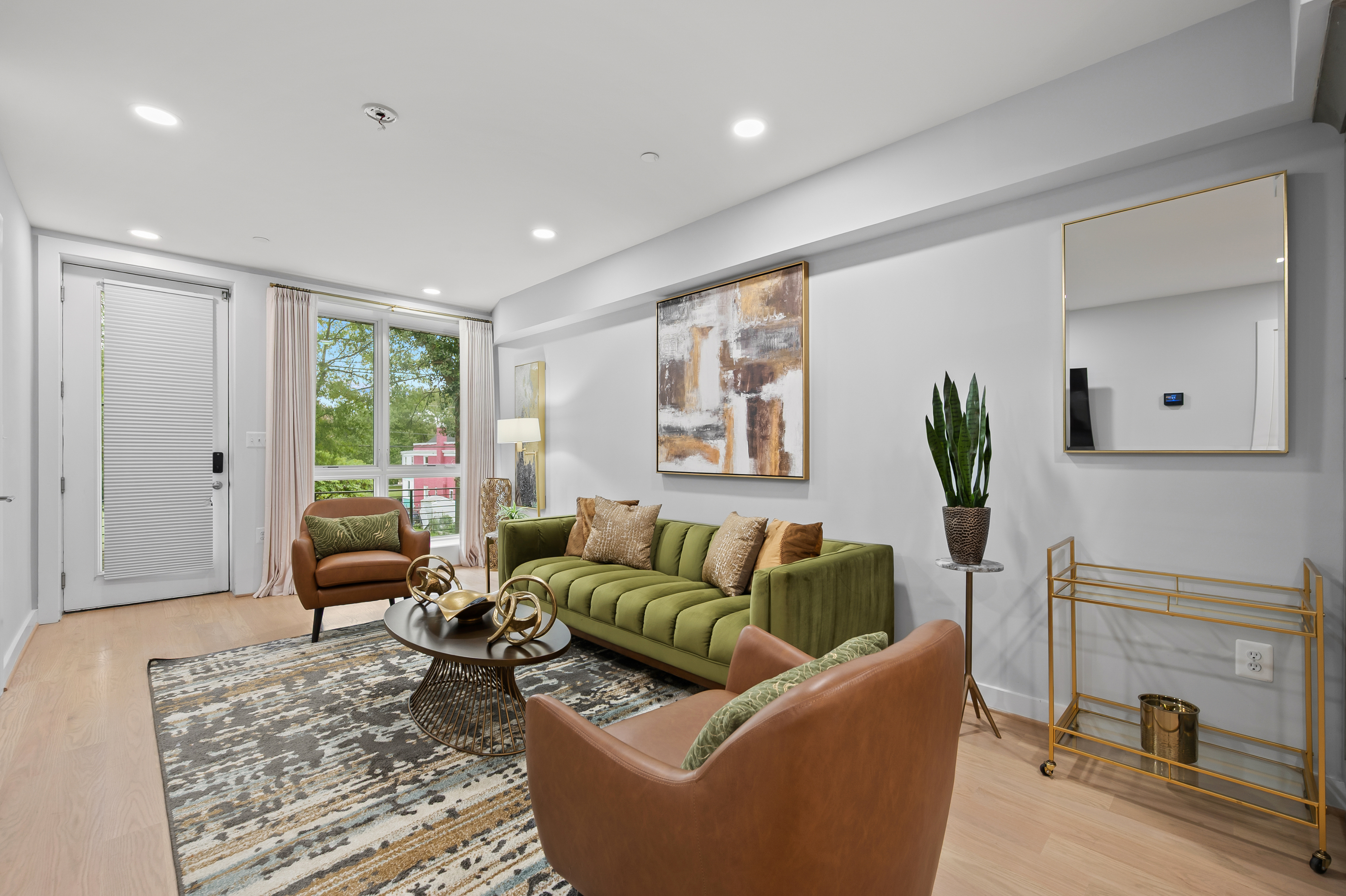 Luxury Penthouse with Private Roof Deck - Photo 4