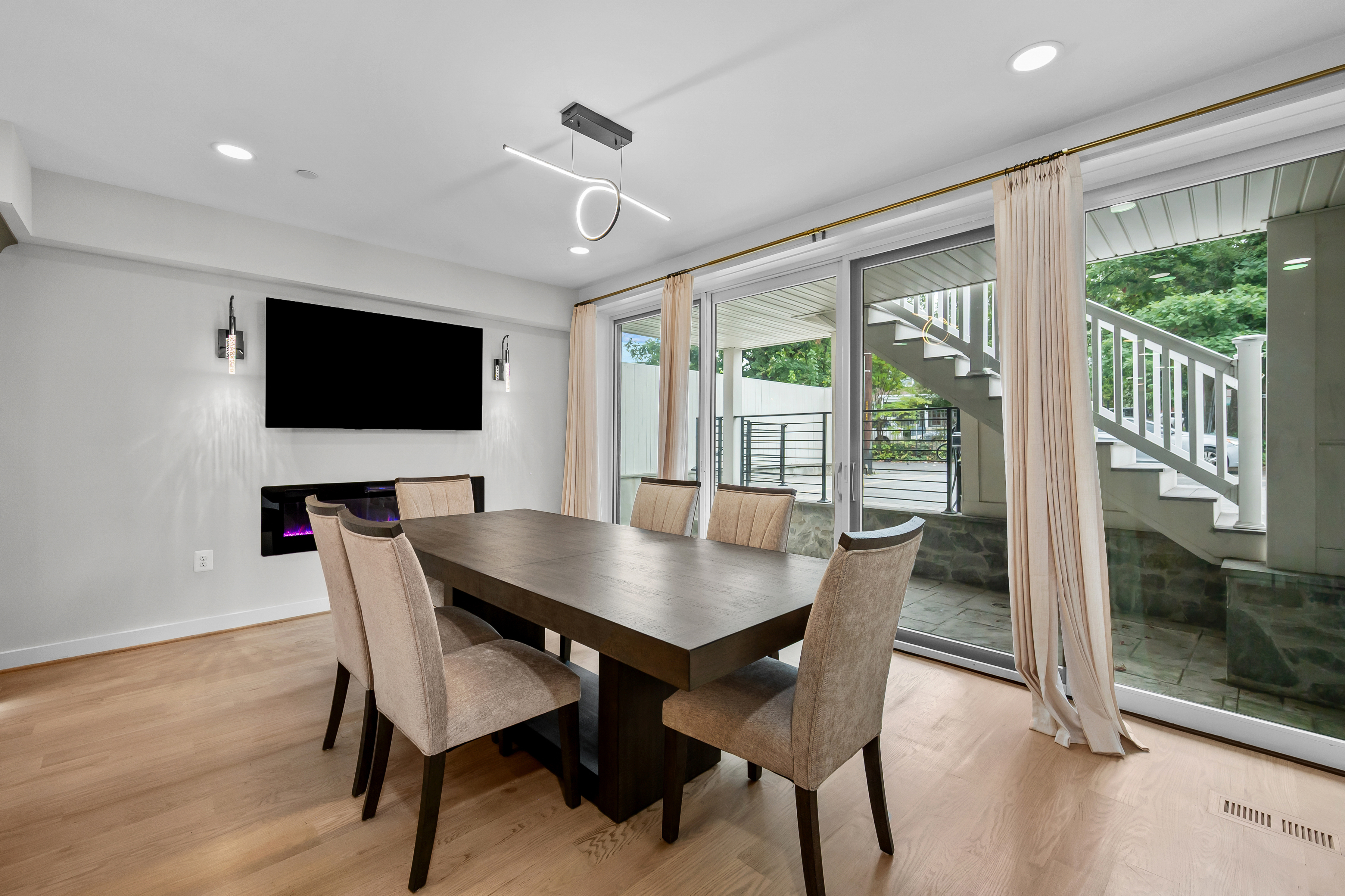 Luxury Penthouse with Private Roof Deck - Photo 11