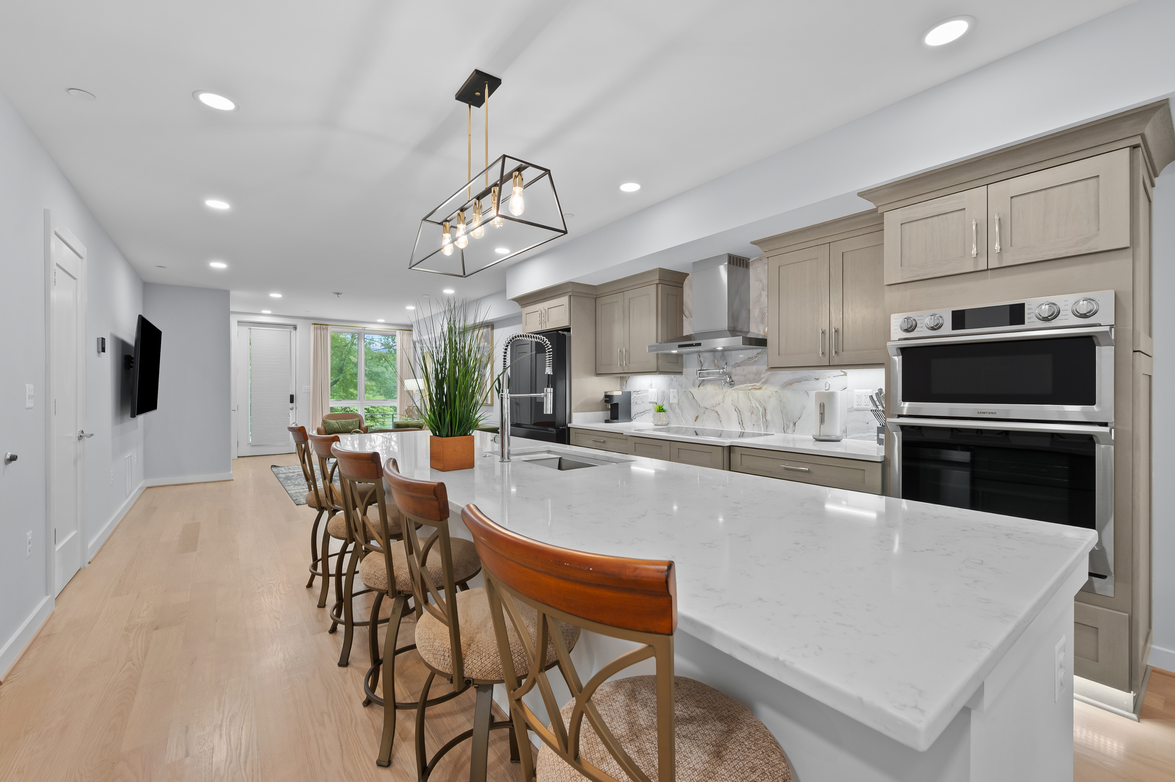 Luxury Penthouse with Private Roof Deck - Photo 8