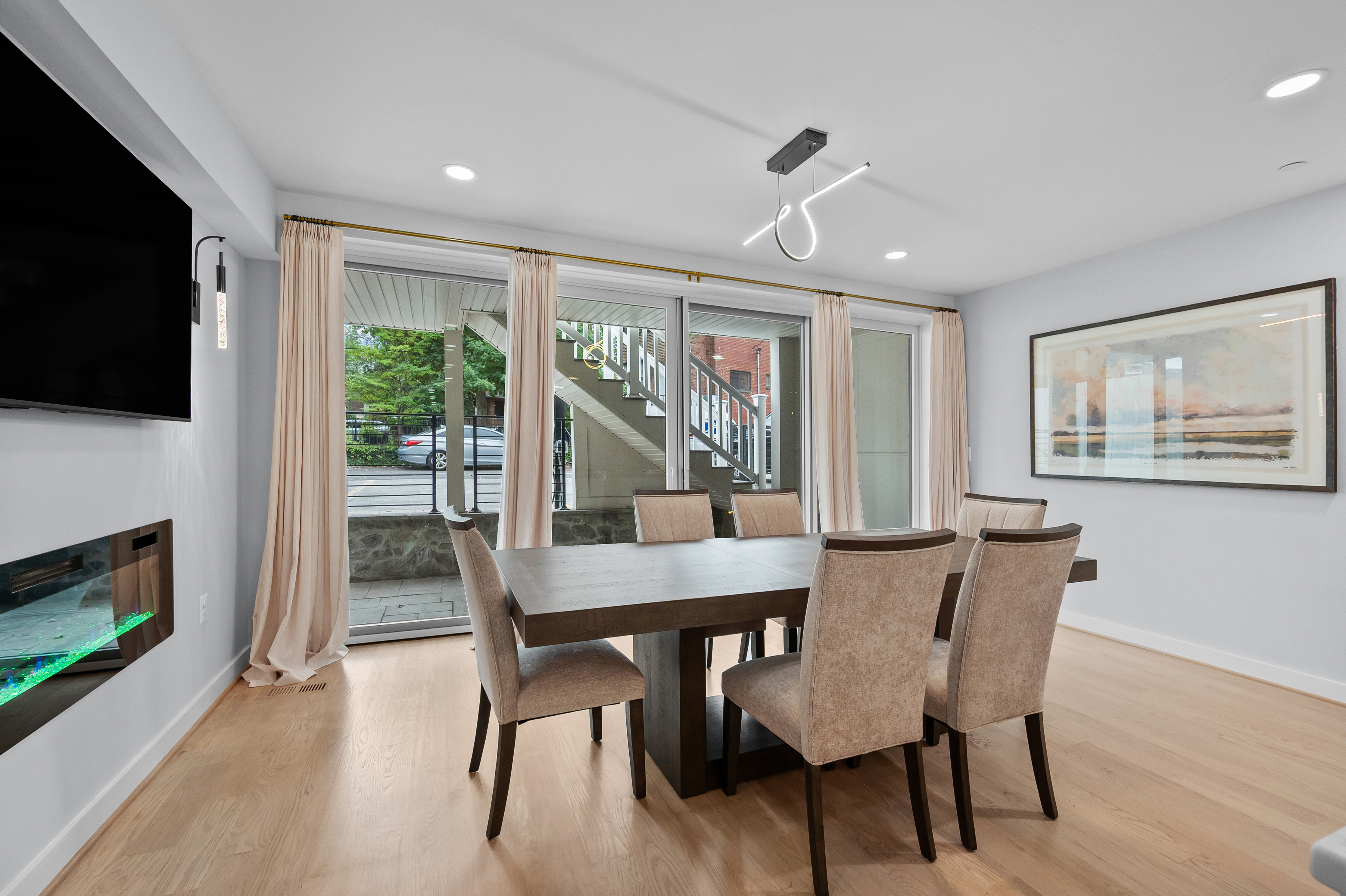 Luxury Penthouse with Private Roof Deck - Photo 10