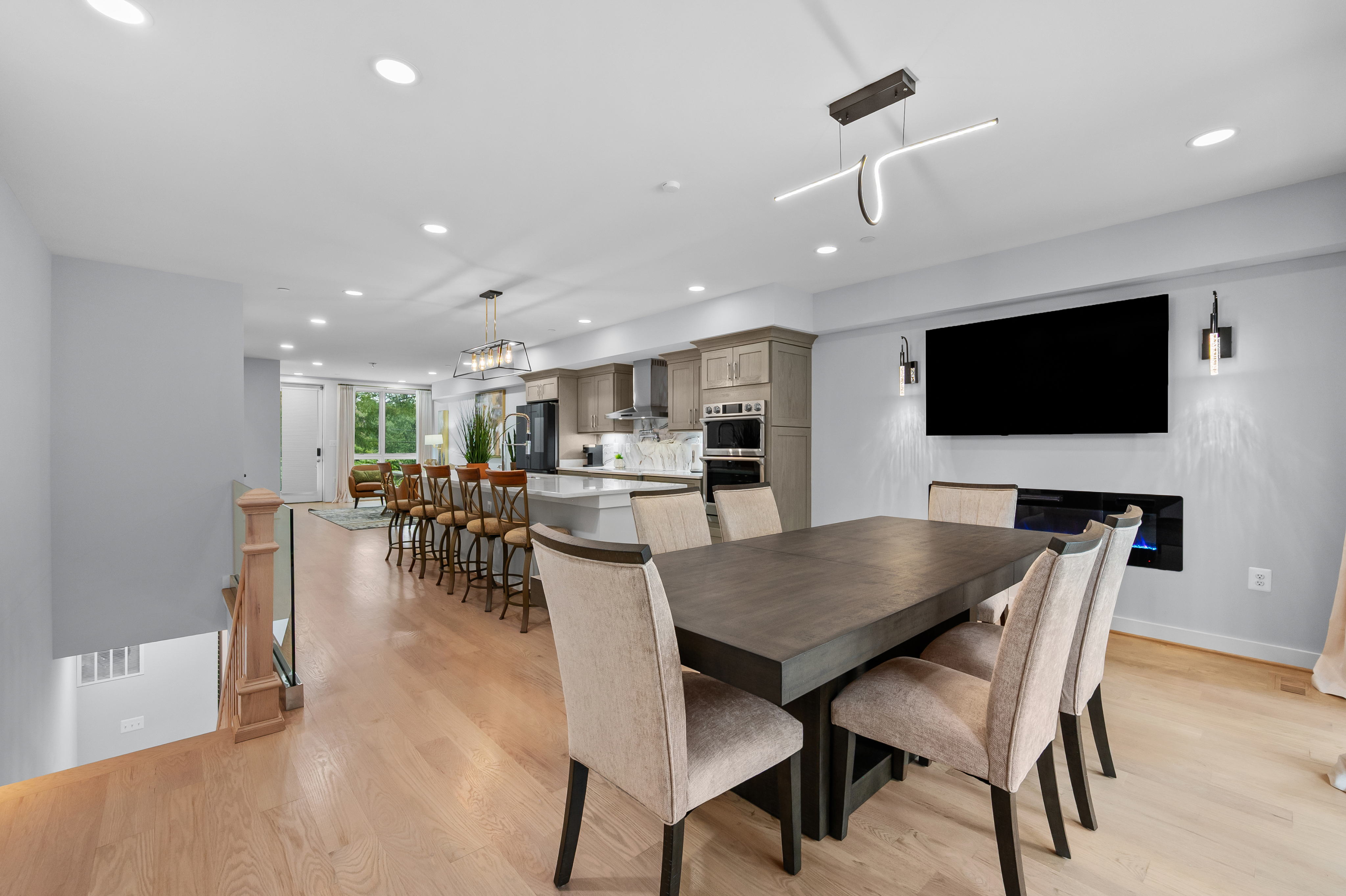 Luxury Penthouse with Private Roof Deck - Photo 12