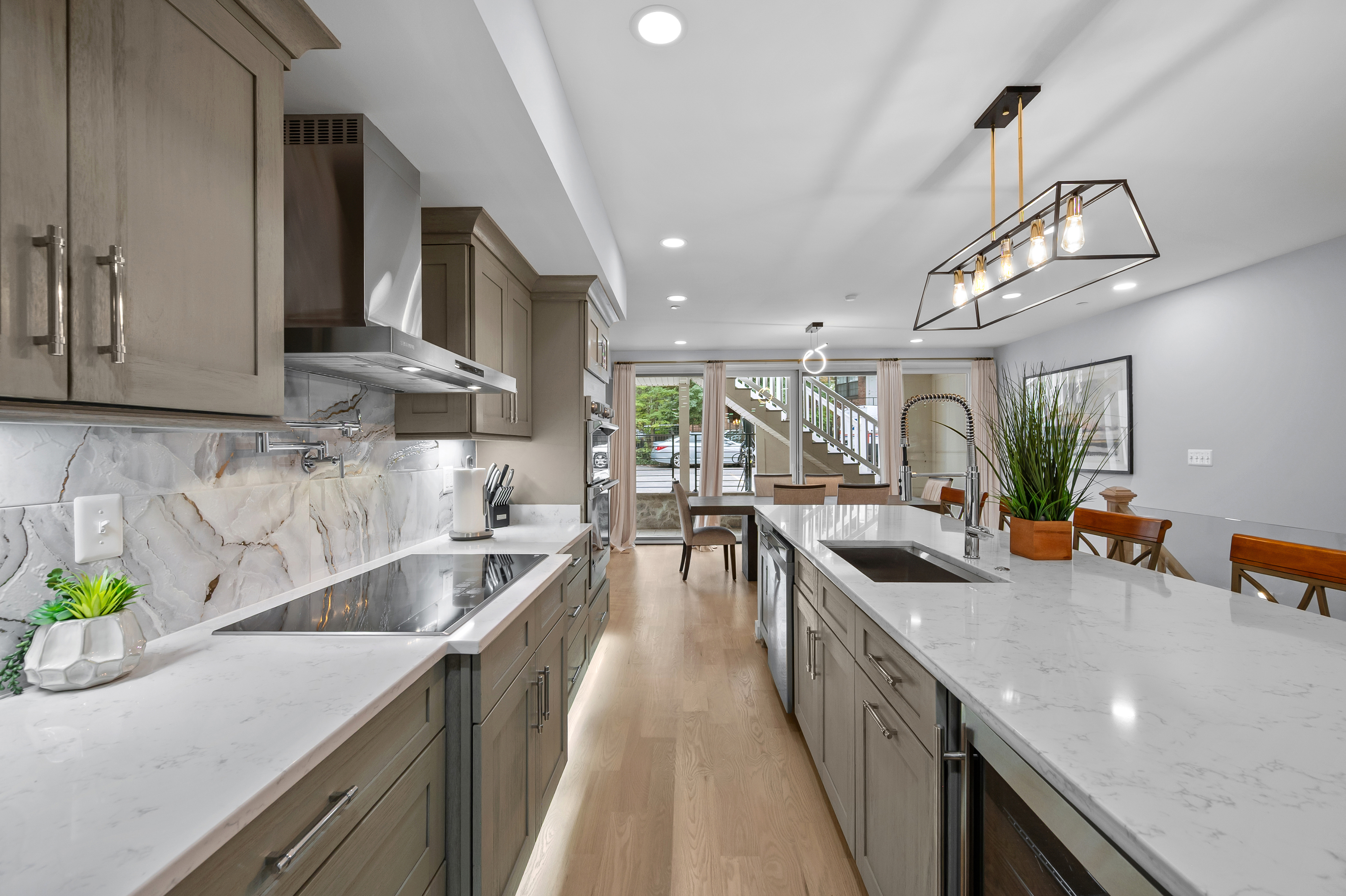 Luxury Penthouse with Private Roof Deck - Photo 9