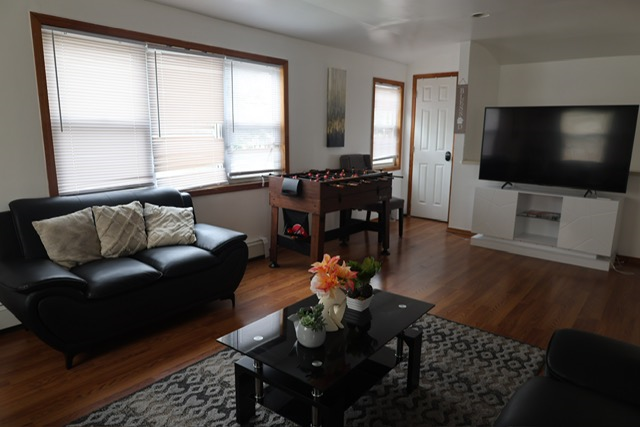 Bright 3-Bedroom Apartment Open Living & Backyard Access - Photo 6