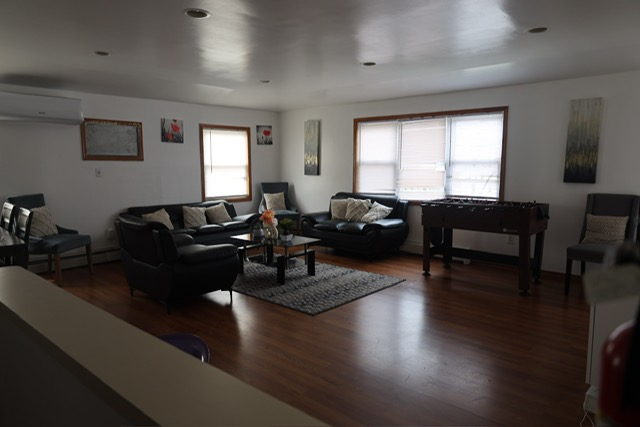 Bright 3-Bedroom Apartment Open Living & Backyard Access - Photo 9