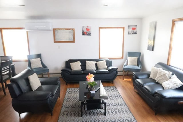 Bright 3-Bedroom Apartment Open Living & Backyard Access - Photo 2