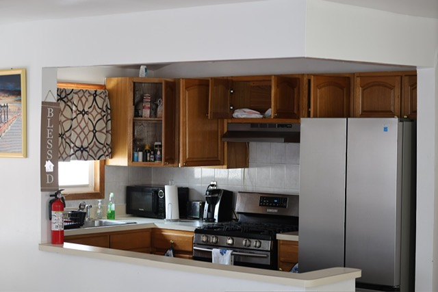 Bright 3-Bedroom Apartment Open Living & Backyard Access - Photo 8