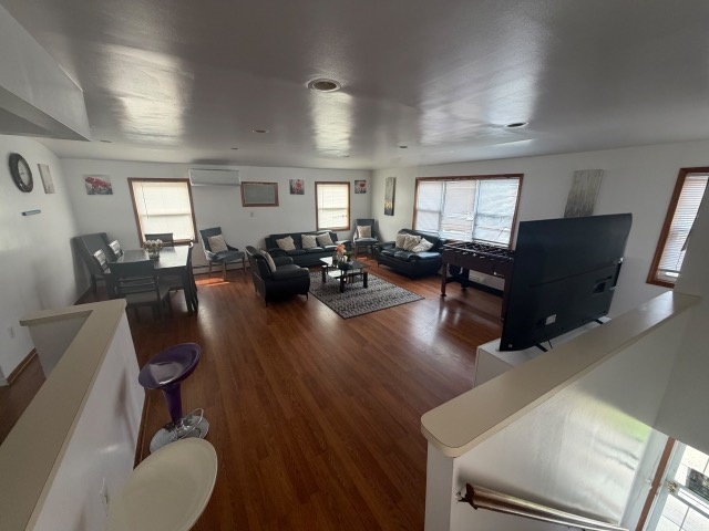 Bright 3-Bedroom Apartment Open Living & Backyard Access - Photo 4