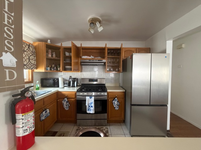 Bright 3-Bedroom Apartment Open Living & Backyard Access - Photo 3
